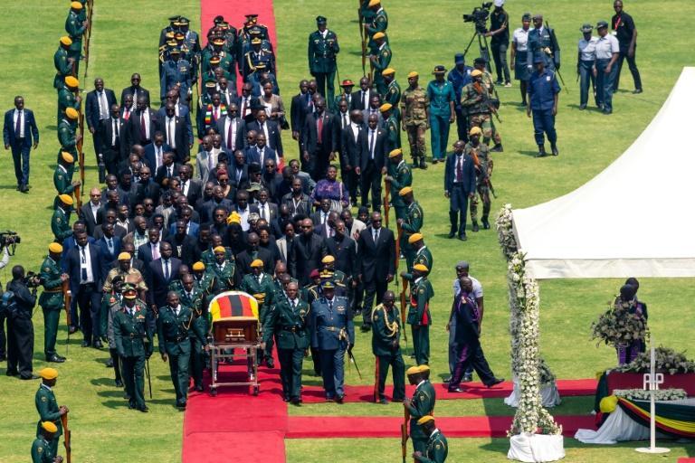 تشییع موگابه در ورزشگاه تقریبا خالی، قهرمان استقلال یا نابودگر اقتصاد؟