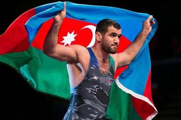 آزادکار آذربایجانی مدال هایش را به آستان قدس رضوی اهدا می نماید