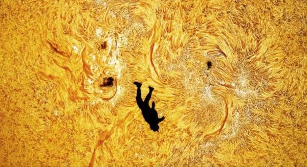 سقوط ایکاروس: وقتی یک انسان در دل خورشید دیده می گردد و همه چیز واقعی است